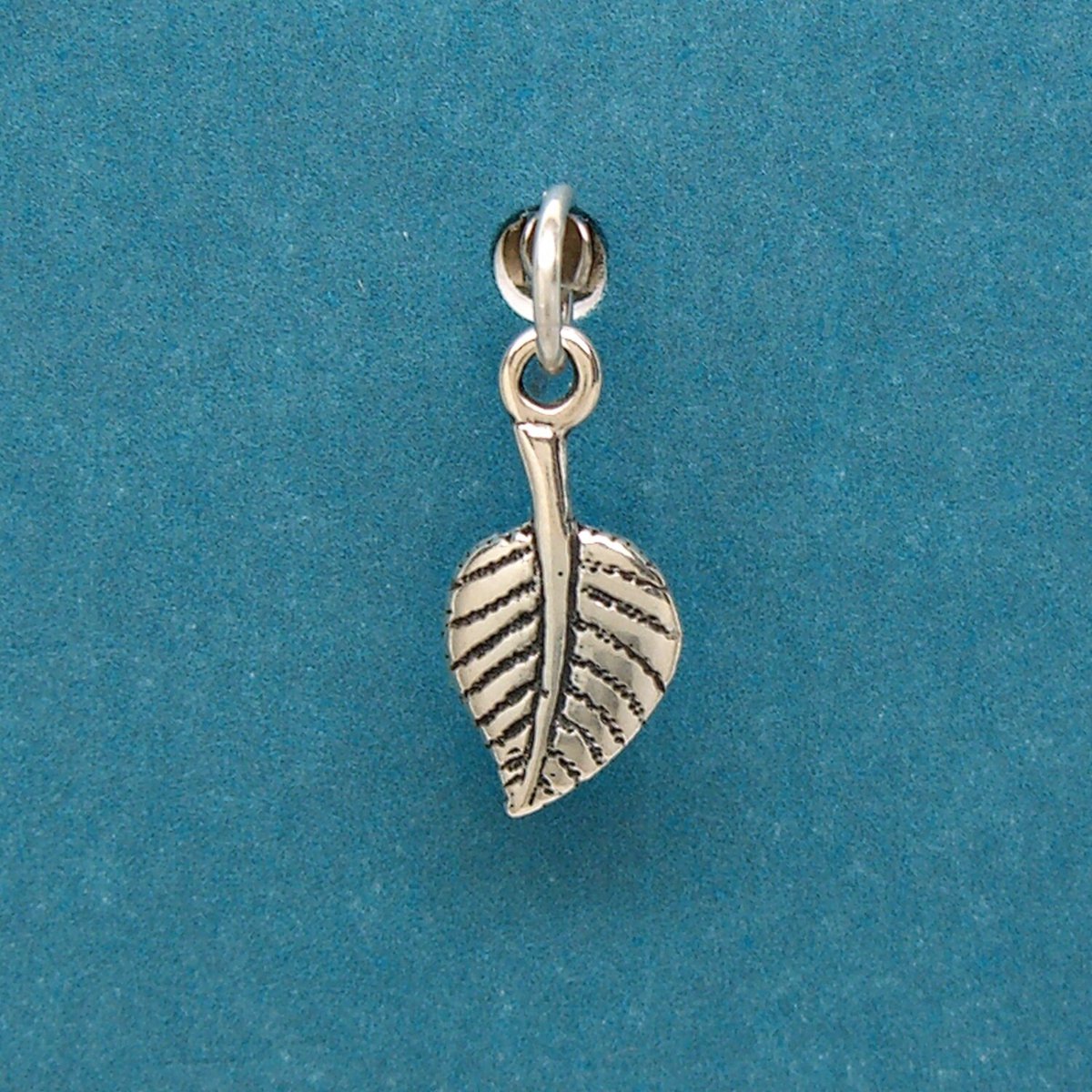 Aspen Tree Leaf Sterling Silver Mini Charm for Bracelet or Anklet 1720 #NecklacePendant #SterlingSilver 
$10.65
➤ grassshacktrading.etsy.com/listing/168700…