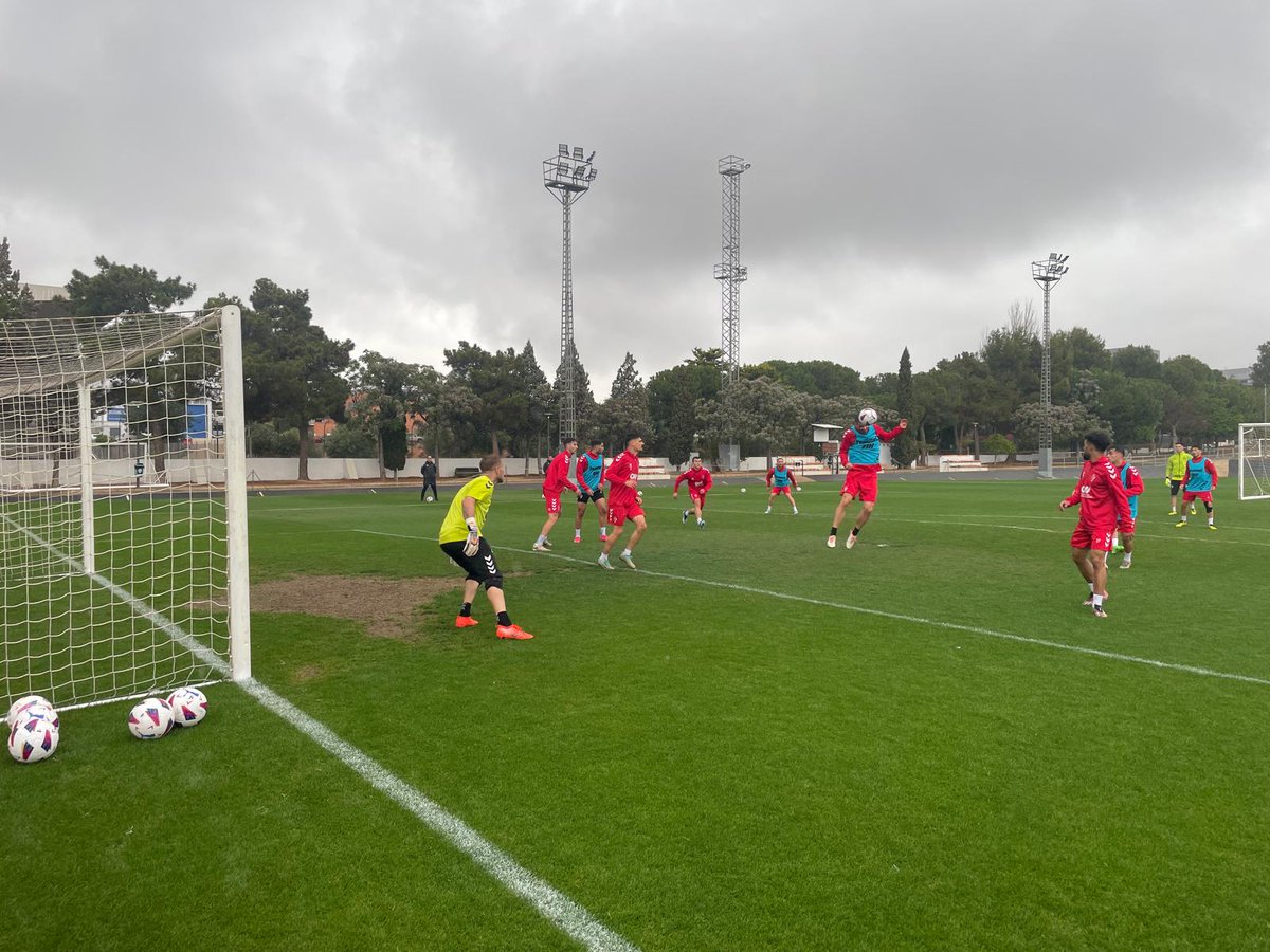 🙌 A big thank you to @valenciacf_en for allowing us to use their facilities at Ciutat Esportiva de Paterna for training today. Moltes gràcies amics! 🤗 #BetiArmaginak⚔️