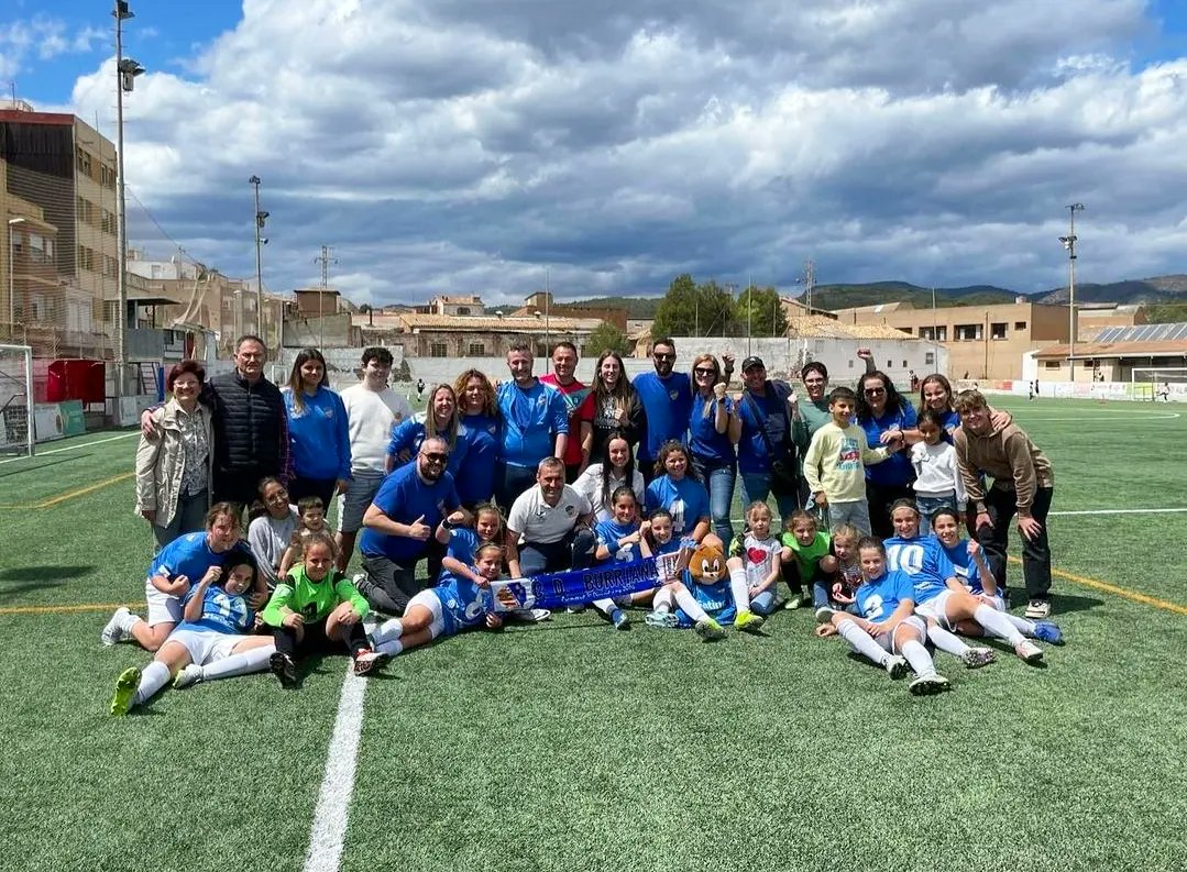 ajuntburriana's tweet photo. 🏆 Desde el Ayuntamiento de Burriana queremos felicitar a las jugadoras del Club de Burriana de Fútbol Base, en la categoría de Alevín A y B Femenino, que se han alzado como Campeonas de Liga, tras haber ganado el último partido de la temporada 2024.⚽👧 

👏¡Enhorabuena a todas! https://t.co/skX23mM77l