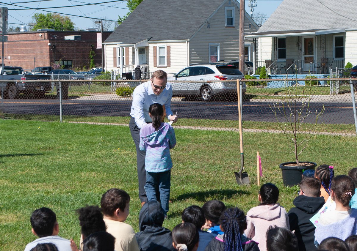 📣 Community Event - Friday, April 26, 2024 🌳 @HTSD_Wilson Students Celebrate Tree City USA Designation with Planting. @hamilton_tapLink article ➡️ tinyurl.com/ymzpcsxk #HTSD #HTSDpride @ScottRRocco @HTSDSecondary @afjeffmartin @HamiltonTwpNJ @LauraGeltch @HTSDCurriculum