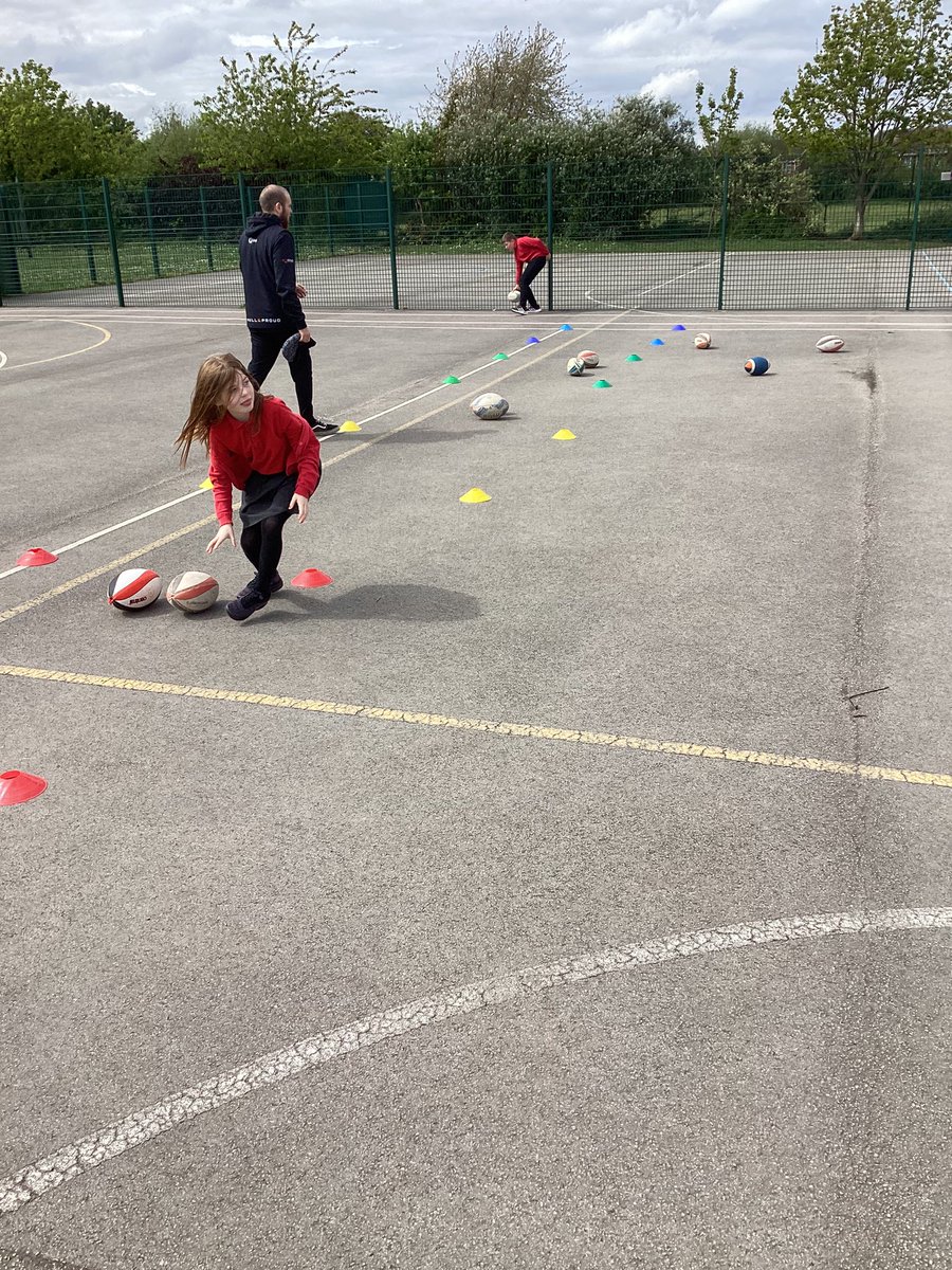 Rugby for 4KQ this afternoon, the children showed some great skills. #y4pe @thrivetrust_UK