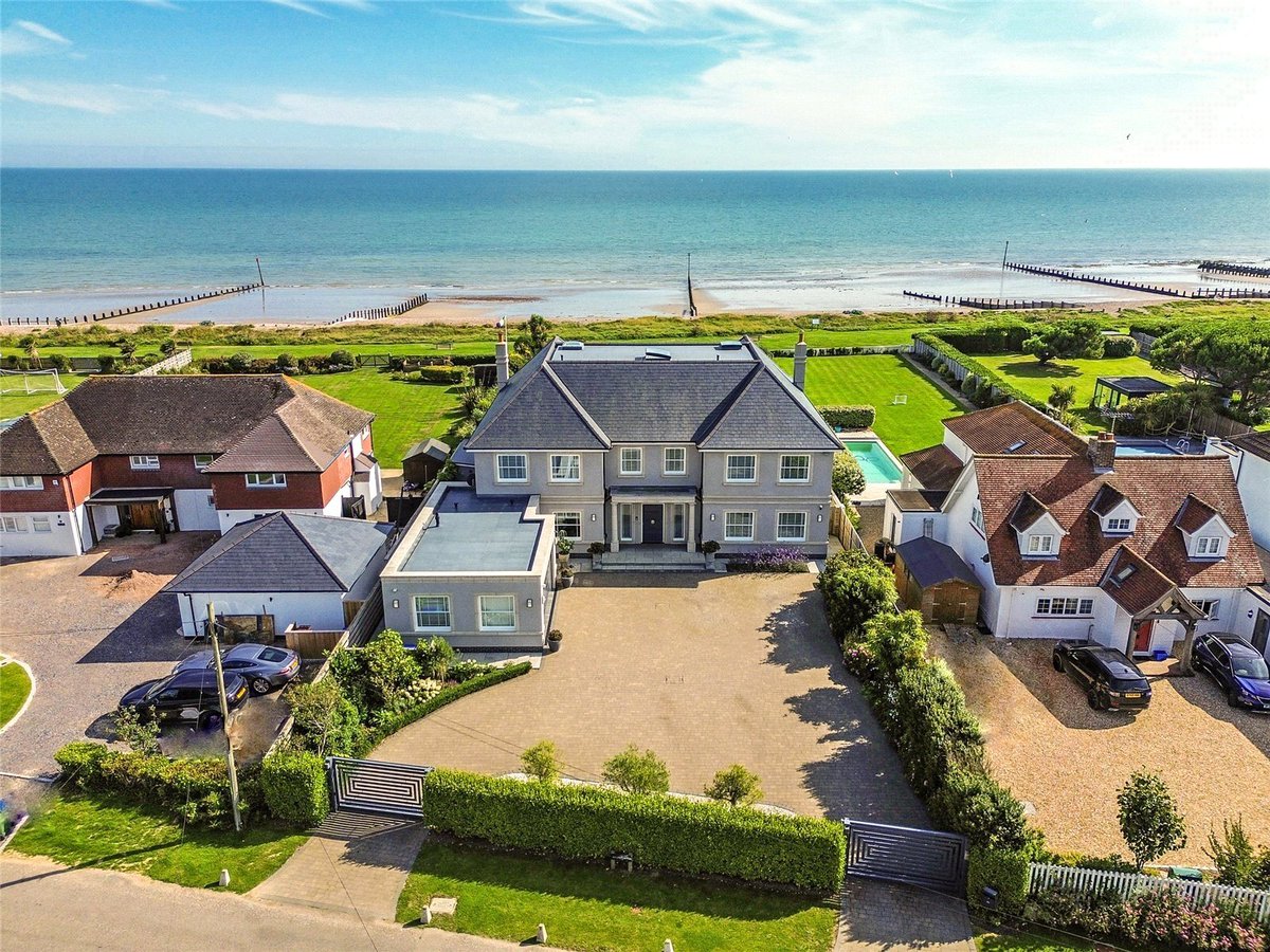 #MiddletononSea Waterside is a stunning, luxuriously appointed, sea fronting detached residence on a private estate, with unobstructed #panoramicviews. New to the market with #JacksonStops Chichester, with a guide of £4,995,000. jackson-stops.co.uk/properties/190…