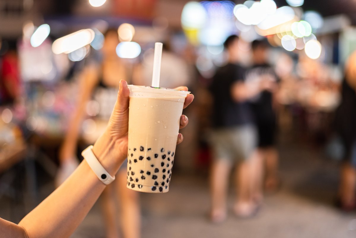Levez votre tasse à la Journée du thé aux perles! Cette boisson taïwanaise a pris d'assaut le monde entier, et le Canada en est un grand consommateur, particulièrement dans la région de #MetroVancouver. Quel est votre lieu préféré où prendre un bon thé aux perles? 🧋