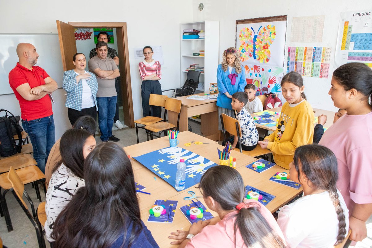 Concluding the school outreach for #EuropeDay2024, we couldn't have chosen a better place than the Learning Center in Mitrovica South! The spokesperson for @EULEXKosovo engaged in a great discussion with the students about the 🇪🇺 & its added value both globally & in #Kosovo 💙.