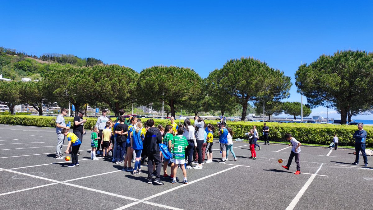 🥰 Giro paregabea atzo @HondarribiaUdal|n bizi izan genuena! 'Hondarribia Plazaratu' ekimenean 60 gazteek baino gehiago parte hartu zuten eta eskubaloiaz gozatu zuten. Etorkizuna zuena da, neska eta mutilak! #AupaBidasoa 💛 #AzalHoria