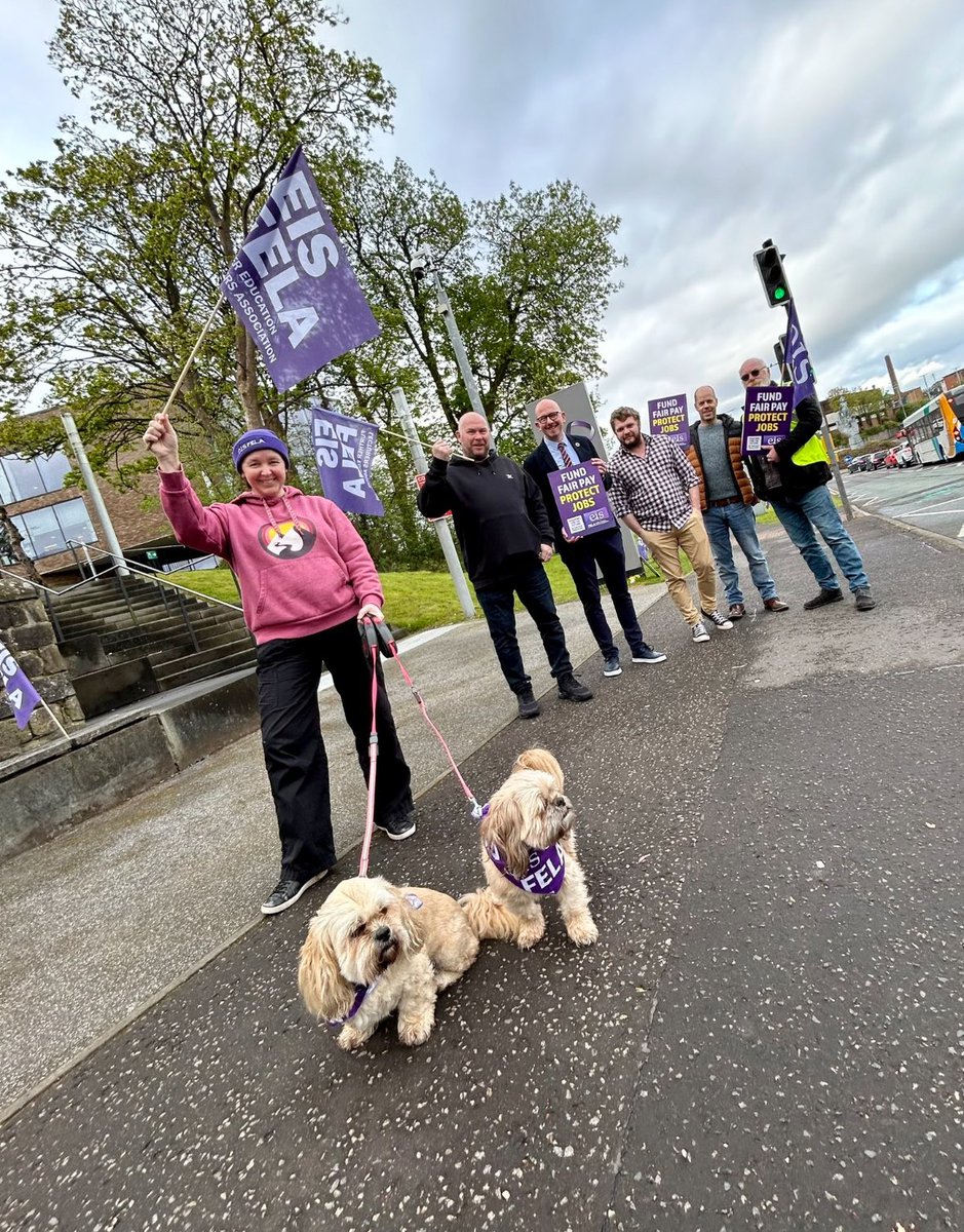 Solidarity with @EISFela lecturers in Alloa today fighting for the future of further education and the life chances of their students. College lecturers deserve and need job security and a pay deal that puts a fair value on the work they do for students and our society ✊