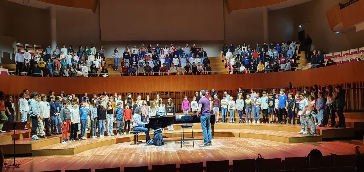 Aujourd'hui grande répétition du spectacle 'Un petit prince' pour les élèves de CM1 et CM2 qui le préparent sous la direction d'Alexis Duffaure 🎶 Une co-production Chante Aquitaine et @operadebordeaux 🎹 RDV au concert le 1er juin prochain à l'auditorium de Bordeaux📝