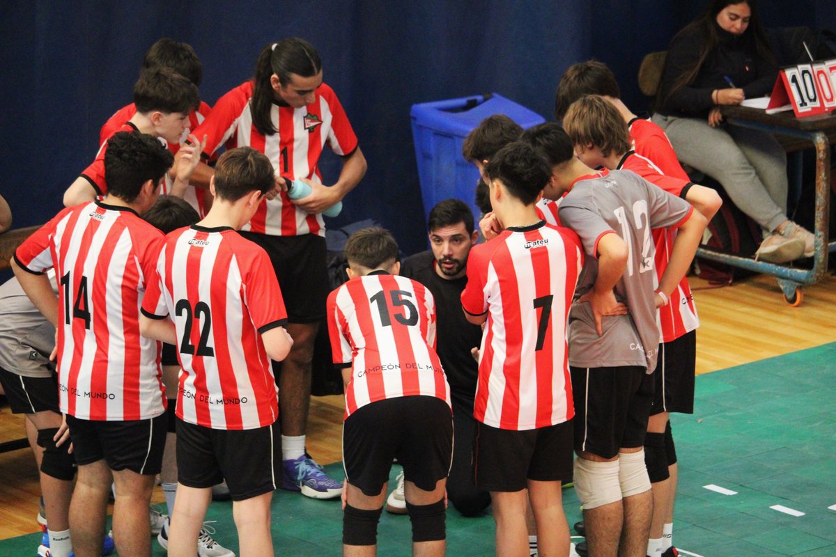 EdelpVoley's tweet photo. 🇦🇹 #Superfecha Sub 16: Los chicos, hasta octavos de final con cuatro triunfos y una derrota
👉En la primera fase, triunfo ante Boca 2-1 y ULP 2-0
👉En la segunda ronda de grupos, 2-1 a la UBA y 2-1 a Ferro
👉Octavos de final: 0-2 contra Boca
#VamosPincha🦁 https://t.co/ccjm60lBO5