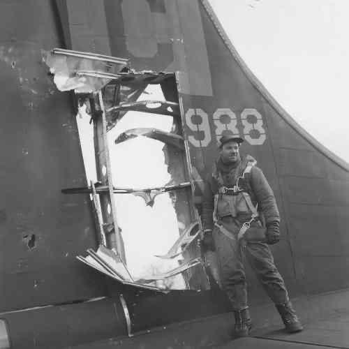 A US airman of the 96th Bomb Group is pictured beside a giant hole in the tail of a B-17 Flying Fortress (serial number 42-39988).

Please follow @roniclesofvalor

#WWII #WW2 #WorldWarTwo #WorldWarII #SecondWorldWar #WorldWar2 #usaaf #usaf