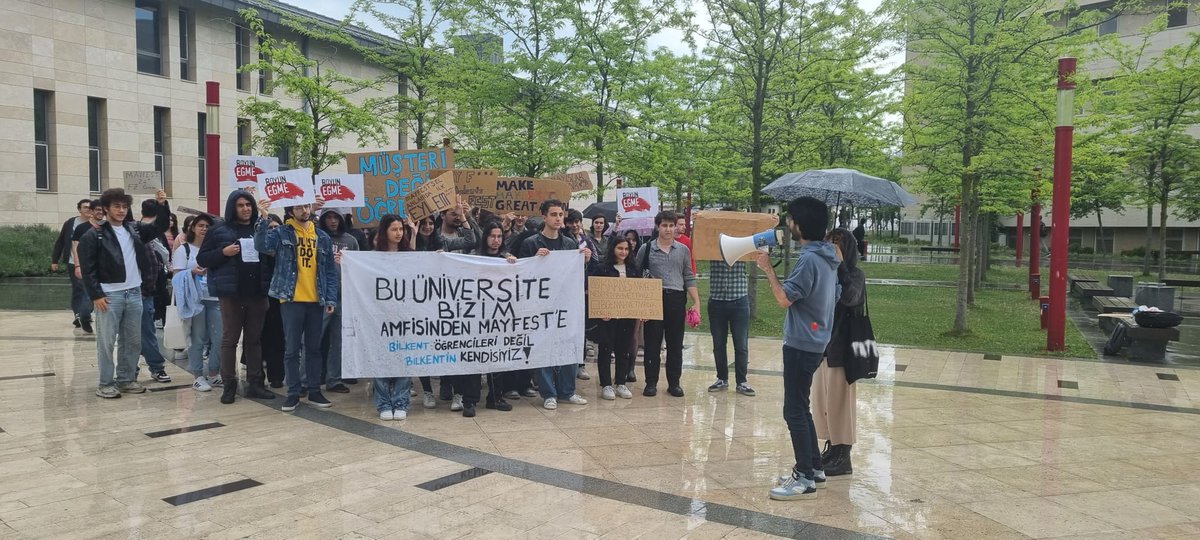 Üniversitelerimiz bizimdir! Bugün #BilkentÜniversitesi'nde gittikçe niteliksizleşen bahar şenliklerini protesto etmek için bir araya geldik. Festivalimize sahip çıkıyor, keyfi uygulamalara boyun eğmiyoruz!