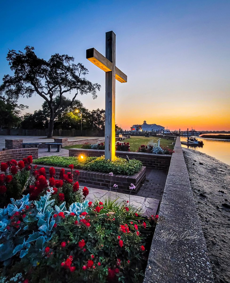 Beautiful sunrise this morning from the Cross at Belin UMC in Murrells Inlet.  📸 Kathy Dowling. #scwx #ncwx