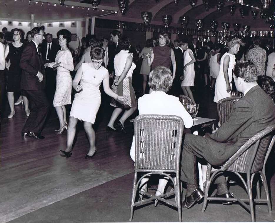 Actual footage of us shimmying the night away! 💃

Happy #InternationalDanceDay #MuseumTwitter pals - are you a budding Ginger Rogers or have you got two left feet? 🧡