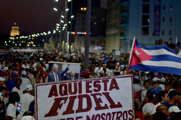 En #Cuba, el #1roDeMayo dejó de ser exclusivamente para la masa obrera. Luego del 1ro de enero de 1959, más allá de las convocatorias sindicales, las iniciativas desbordadas en cada centro laboral, entra en los hogares🇨🇺 el poderoso movimiento popular que genera la fecha. #UJC