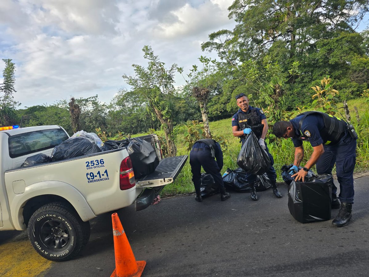 Oficiales de Florencia, San Carlos, recogieron basura de la via pública..