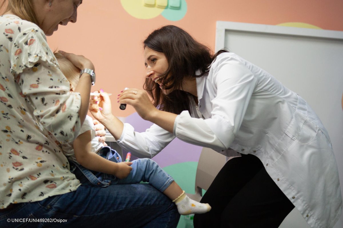 In #Ucraina la guerra ha fatto calare i tassi di #vaccinazione al di sotto della soglia di sicurezza, esponendo i bambini al rischio di epidemie. Da inizio 2023 l'UNICEF ha fornito >3 milioni di #vaccini e 6.600 frigoriferi per la 'catena del freddo' 👇 ow.ly/8ytX50RqMNy