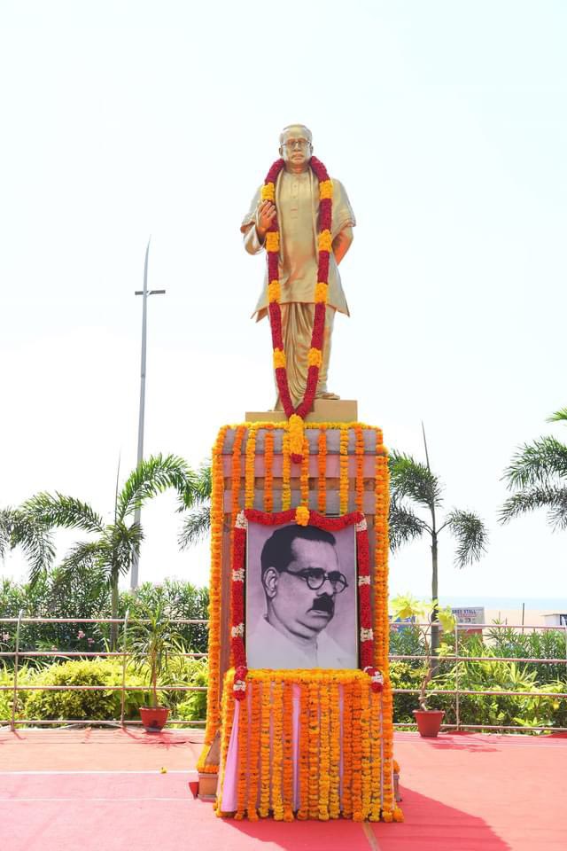 'எங்கள் வாழ்வும் எங்கள் வளமும் மங்காத தமிழென்று சங்கே முழங்கு! எங்கள் பகைவர் எங்கோ மறைந்தார் இங்குள்ள தமிழர் ஒன்றதால் கண்டே!' என்று முழங்கிய புரட்சி கவிஞர் பாவேந்தர் பாரதிதாசனின் பிறந்தநாளான இன்று அவரது புகழினைப் போற்றி வணங்குவோம் 🙏