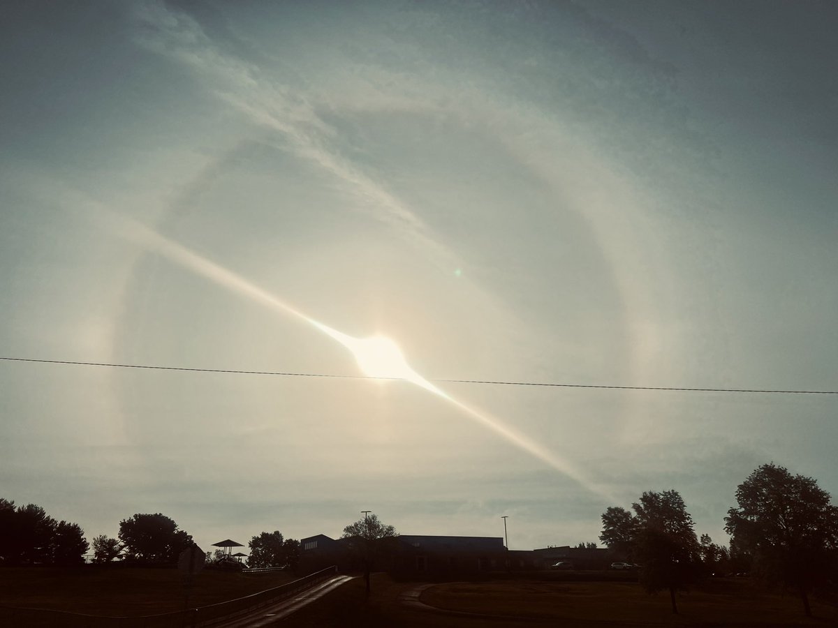 LookTheFuckUp_'s tweet photo. @RealDutchsinse Interesting sun halo over Springfield, MO this morning. https://t.co/u2mZgsAbiJ