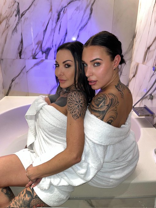 an afternoon of relaxation and hydromassage...but what have we done??  🍆💦 oops!  come and see how hot