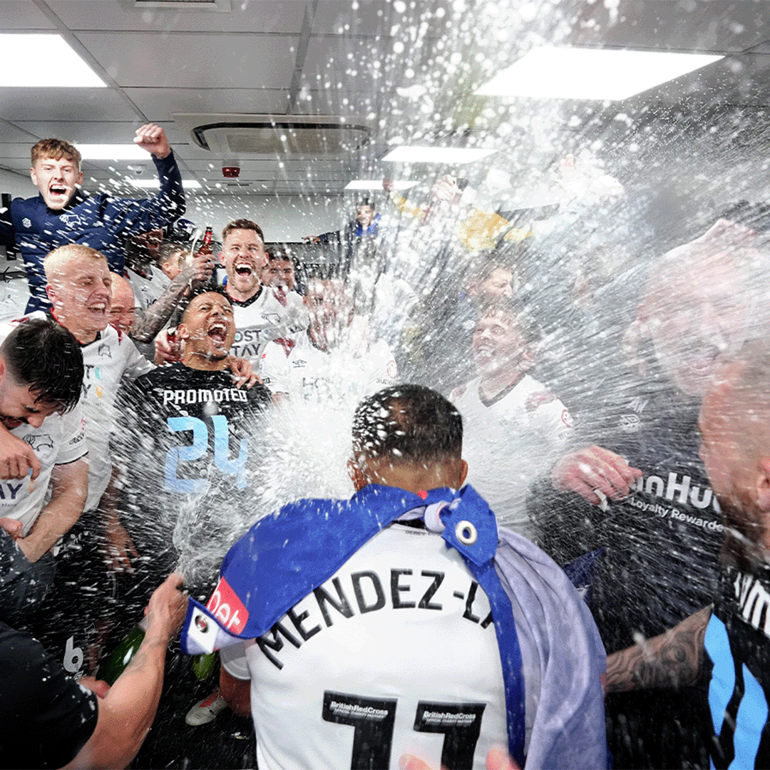 dcfcofficial's tweet photo. What a photo 🍾💦

#DCFC https://t.co/Tsl44BMiQG