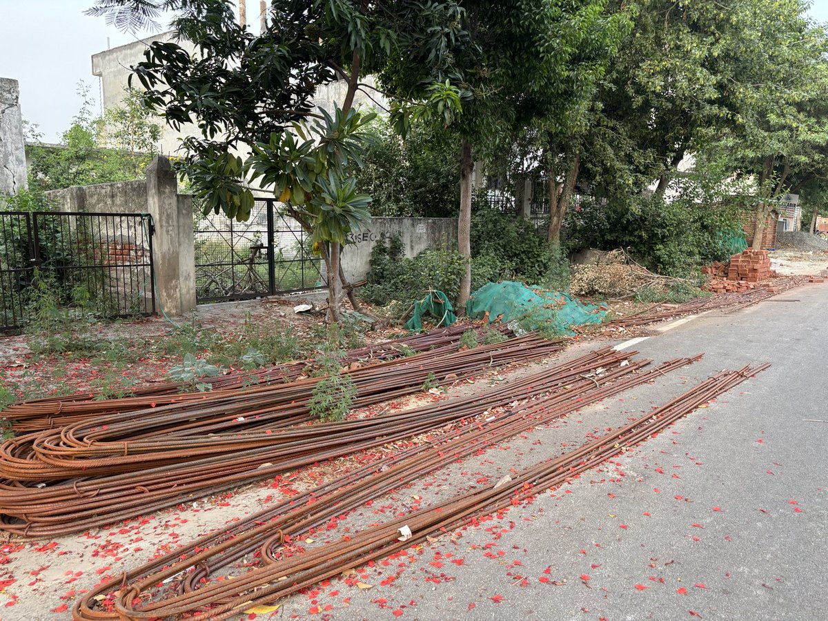 ⁦@CeoNoida⁩ ⁦@noida_authority⁩ drains choked by construction material , construction materials spilling on road , dust blowing location A41 and A166 sector 92 , whole road@from A155 to A170 full of weeds , can it be helped