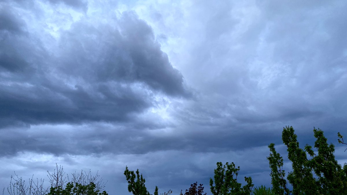 Good morning sunrise 🌅 Still sprinkling at my house. #MondayMotivaton with #Coffee ☕️☕️☕️ #Utwx @StormHour @ashleysviews @dannahyer @Dan_Pope_FOX13 @UtahBamaFan @ThomasGeboyWX @George_hunter20 @tvheidihatch @gracefulvibin @KSL_Matt