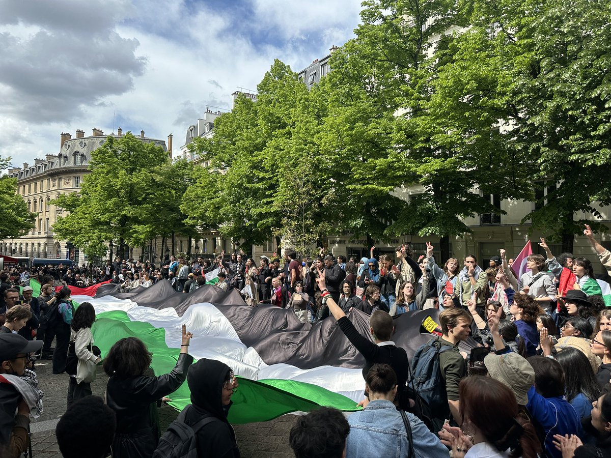 La mobilisation réunie des centaines d’étudiants place de La Sorbonne. @Figaro_Etudiant