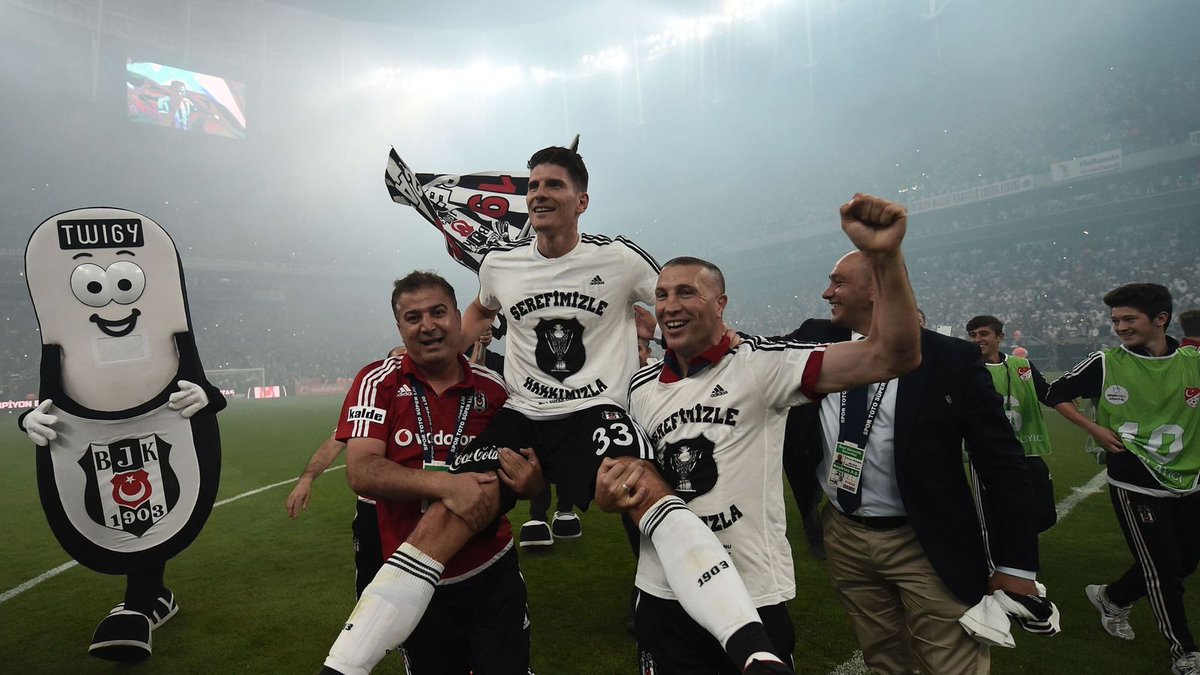 Mario Gomez: 'Beşiktaş'a gitme kararı aldığımda eşim, 'Kafayı mı yedin sen?' demişti. İkimiz de ön yargılıydık aslında. Ancak ilk ayımızdan sonra ikimiz de oradan hiç ayrılmak istemedik. Her şey o kadar muhteşemdi ki...'