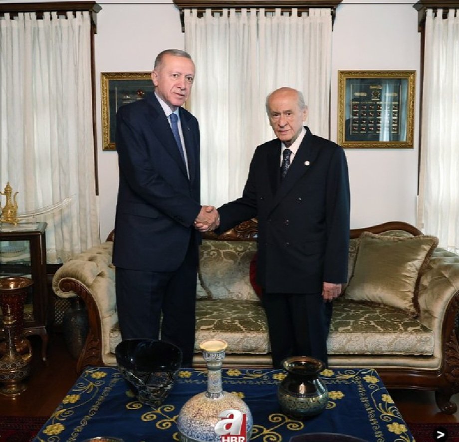 Cumhurbaşkanı @RTErdogan, MHP Lideri Devlet Bahçeli ile bir araya geldi. Görüşme, Bahçeli'nin konutunda başladı.