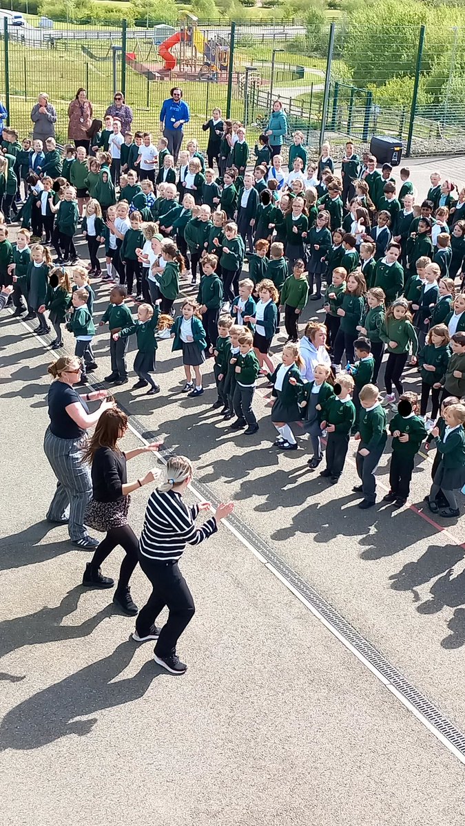 We enjoyed our whole school dancing this morning for International Dance Day! #InternationalDanceDay #wakawaka #chachaslide #macarena #5678 #Dance #school #primary #grantham #poplarfarm #lovetodance