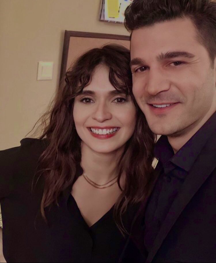 Ben bu partnerliği ve bu selfieleri çok özledim… Ne zaman sizi yeniden ve bu resimlerin yenisini göreceğiz. Bir arkadaş hep özlüyor bekliyor da🥺❤️‍🩹
#MeriçAral & #BurakSevinç