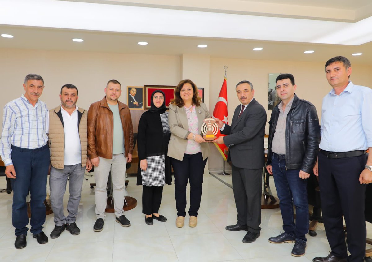 Afyonkarahisar Sebzeciler ve Meyveciler Oda Başkanı Veysel Gök, Afyonkarahisar Ağaç İşleri Esnaf ve Sanatkarlar Odası Başkanı Suat Diler ve beraberindeki heyete nazik ziyaretlerinden dolayı teşekkür ederim.