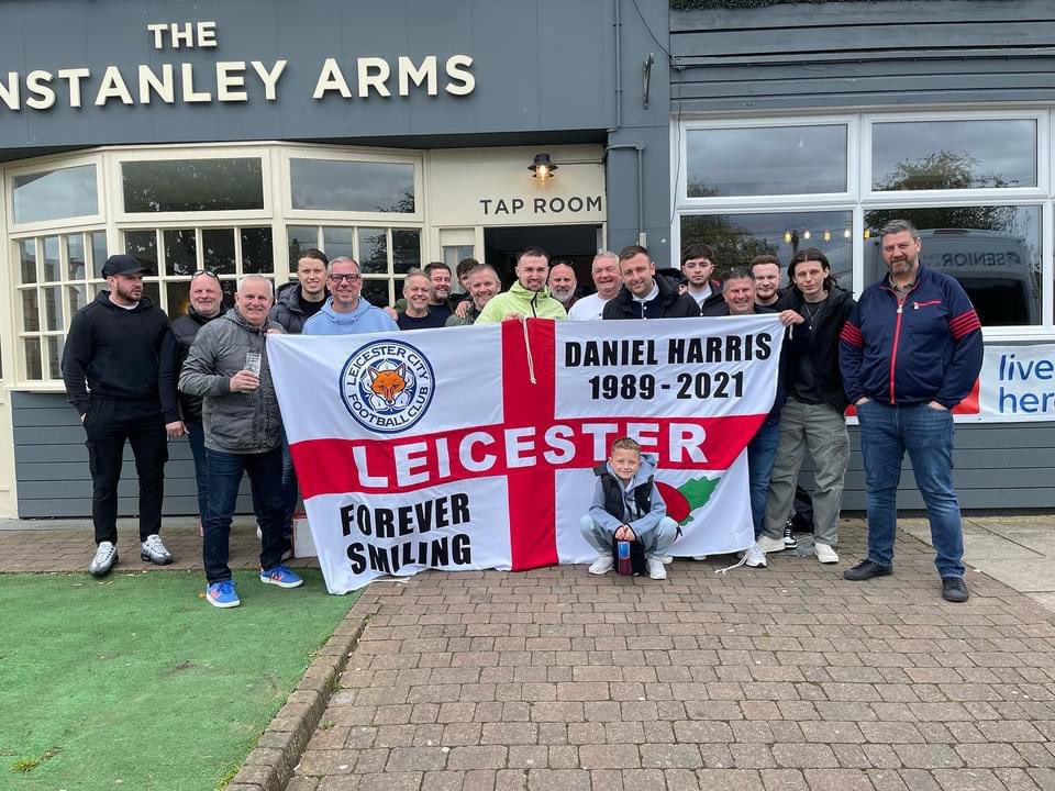FBAwayDays's tweet photo. Leicester fans ready to head off up to Preston for tonight’s game. #LCFC 🍻 https://t.co/thrHZkWtPr