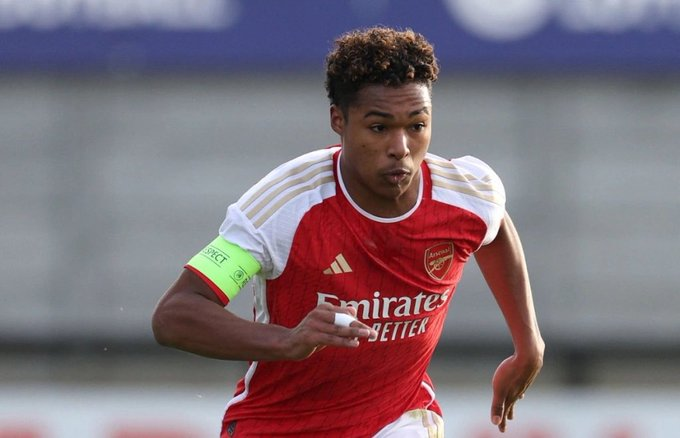 Reuell Walters (19) Analizi

Arsenal U21'de sağ bek ve gerektiğinde sağ stoper olarak görev alıyor. 186 boyundaki oyuncunun üst düzey bir dripling yeteneği var, fiziken çok güçlü ve ayakları temiz. Bu Haziran ayında sözleşmesi bitiyor, hâlâ yenilememiş.

Profil olarak Jayden'ın…