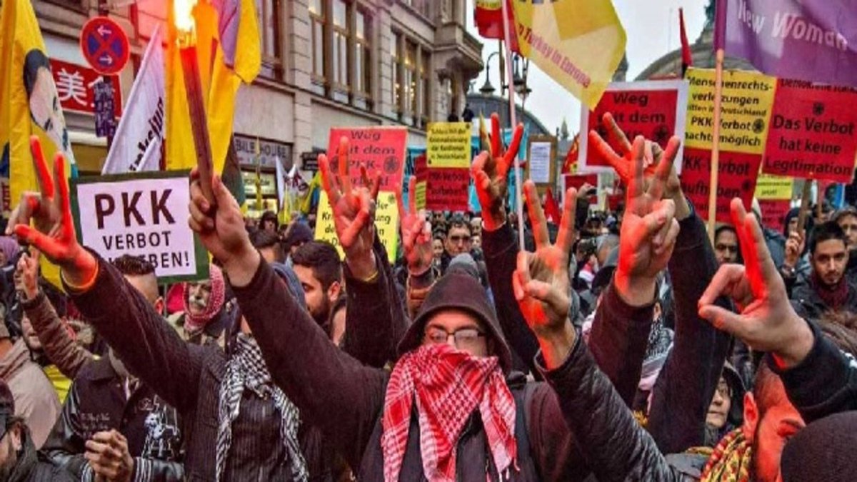 Avrupa, Kandil'den çok PKK'lı teröriste ev sahipliği yapıyor.

Avrupa ülkelerindeki PKK sempatizanlarının sayıları:

🇩🇪 Almanya: 20 bin
🇫🇷 Fransa: 20 bin
🇨🇭 İsviçre: 15 bin
🇳🇱 Hollanda: 10 bin
🇧🇪 Belçika: 8 bin
🇦🇹 Avusturya: 6 bin
🇬🇧 İngiltere: 5 bin
🇷🇺 Rusya: 3 bin
🇸🇪🇩🇰 İsveç ve…