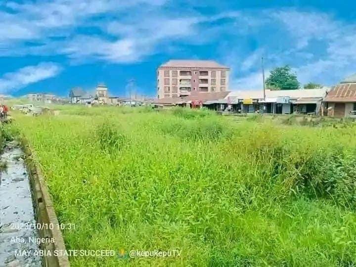 Biafrans can you believe this was a major road in the city of Aba (the popular Port Harcourt road ) before Alex Oti came on board. I do not want to show how the road looks like today , but I want to ask how could this road be like this for almost 20yrs and people like Okezie