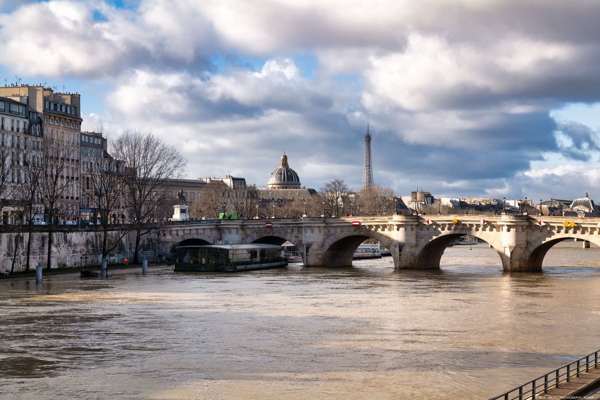 Paris, le Pont Neuf et la Tour Eiffel 
Leica SL2
#jmlpyt #ohotography #paris #parisjetaime #visitparis #explorefrance #visitfrance #gettyimagesContributor #shootuploadrepeat #Francemagique #Leica #leicacamera e