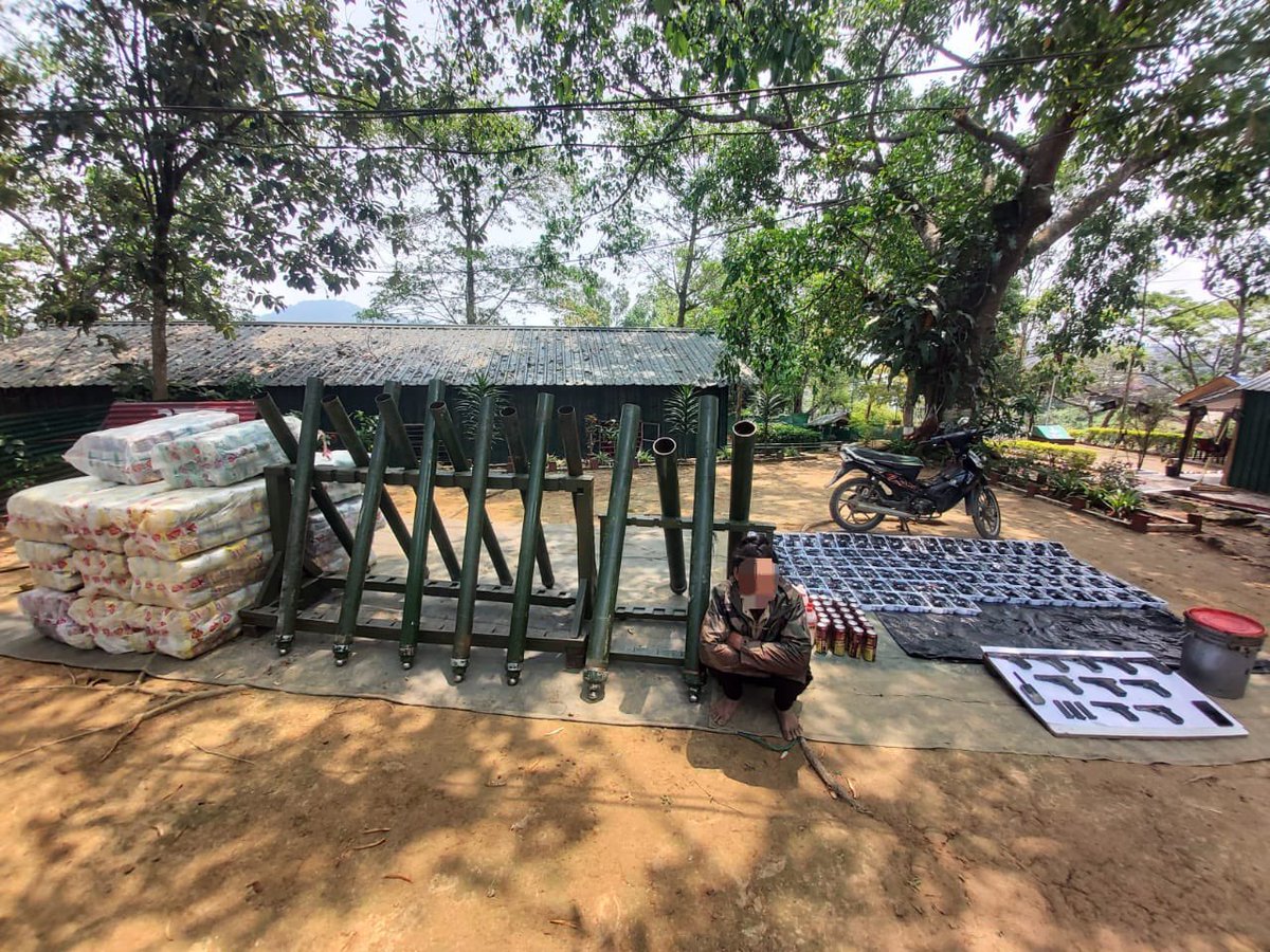 Acting on specific intelligence inputs, #AssamRifles troops recovered huge quantity of heavy calibre military grade weapons, equipment & war like stores close to Indo-Myanmar Border in Mon District of #Nagaland. Recoveries include 11 x 82 mm Mortar tubes, 04 x 106 mm tubes, 10 x…