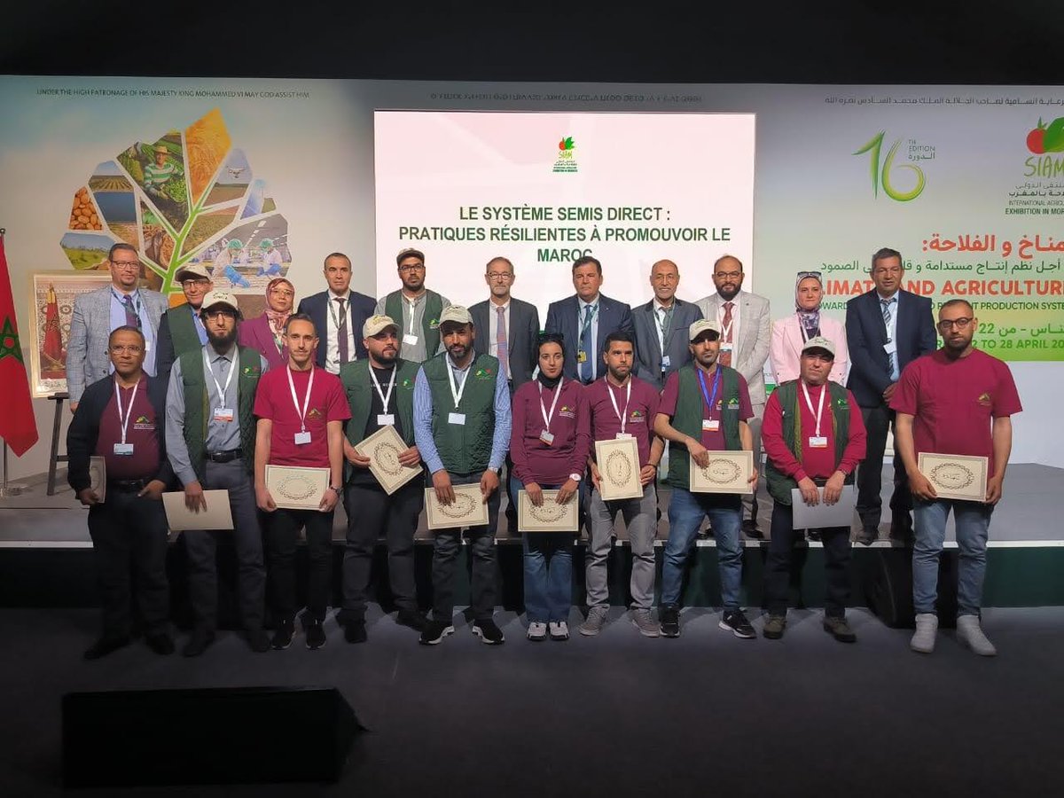 Fiers d'avoir participé à la cérémonie de remise des certificats aux techniciens ONCA spécialisés en semis direct🌱À l'INRA, nous soutenons l'innovation agricole et renforçons les initiatives. Merci à l'@ICARDA pour sa collaboration et à tous les techniciens pour leur dévouement.