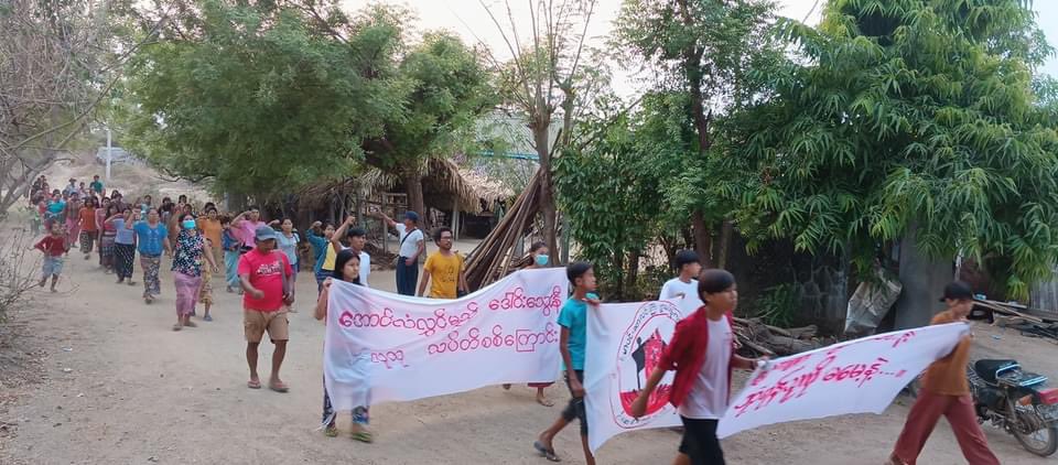 Regular multi-villages strike from #Yinmarbin and #Salingyi Twps, #Sagaing Region, staged a massive protest of 1104-day to demolish the #MilitaryDictatorship on Apr29.

#AgainstConscriptionLaw     
#2024Apr29Coup
#WhatsHappeningInMyanmar