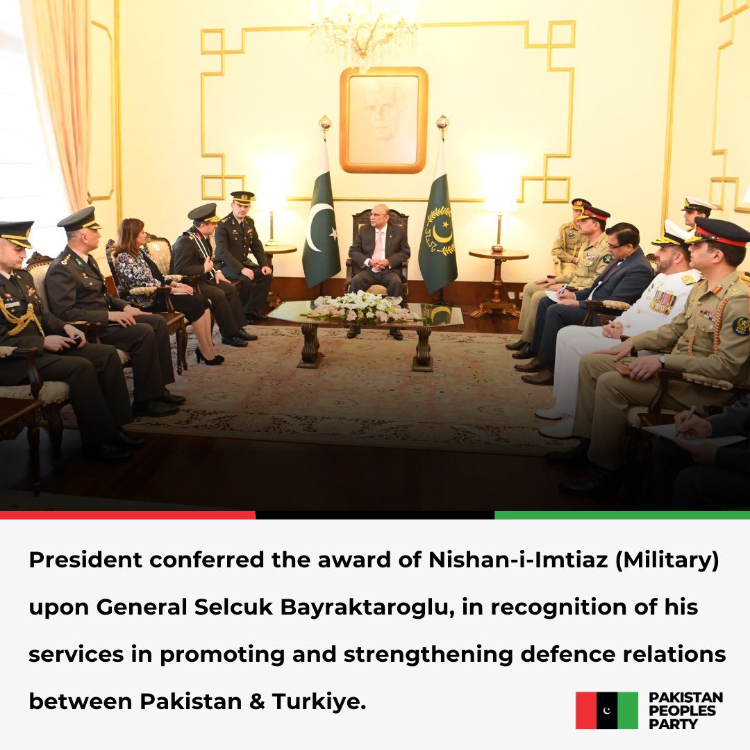 President @AAliZardari confers Nishan-i-Imtiaz (Military) upon the Commander of Turkish Land Forces Read More: ppp.org.pk/pr/31827/