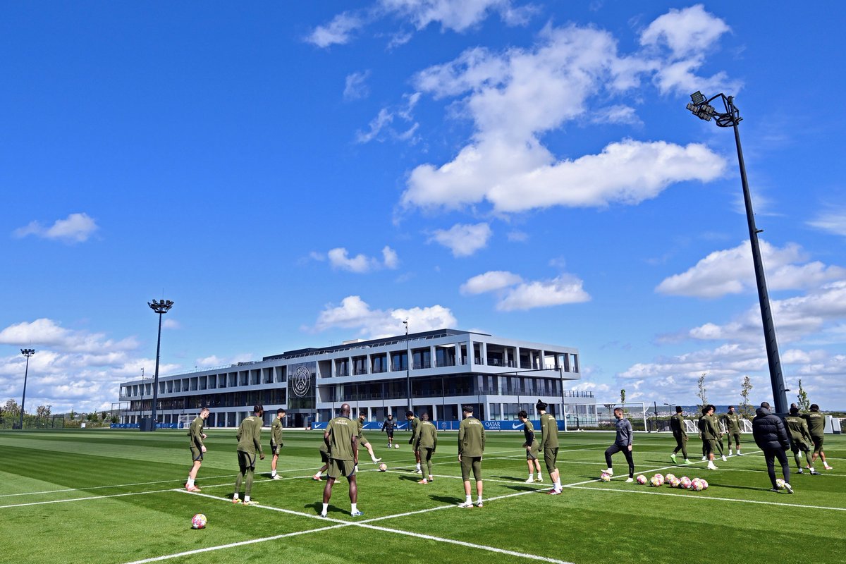 ✊⚽️ A new work week begins at the PSG Campus! 🔴🔵 🔜🏆✨