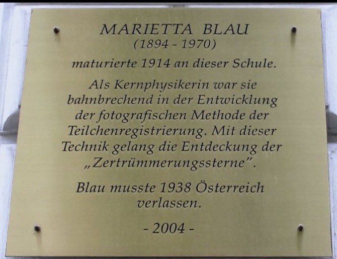 Marietta Blau (29. April 1894 - 27. Januar 1970) war eine österreichische Physikerin,die Pionierarbeit bei der Verwendung von Kernemulsionsplatten zur Partikeldetektion leistete.Als Jüdin wurde ihre Lage immer prekärer,sie wanderte 1938 erst nach Norwegen,México dann in die USA