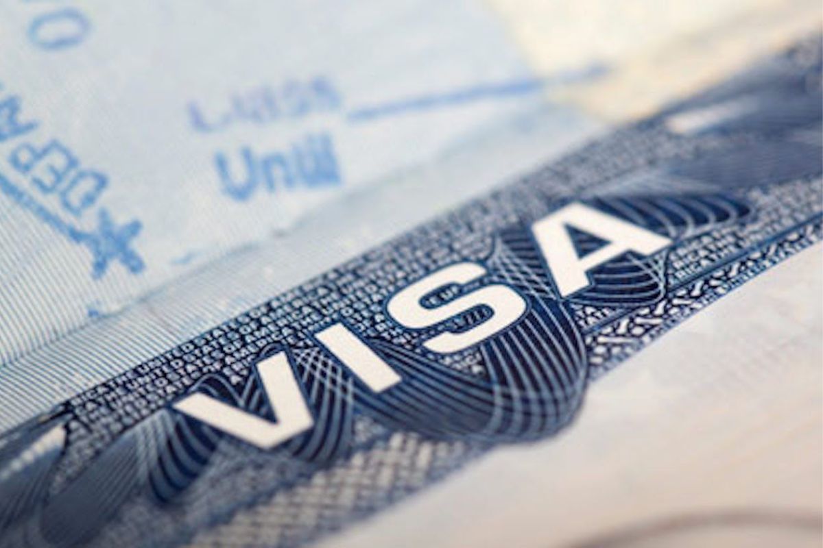 The United States is prioritizing student visas for Indian applicants, reflecting a broader strategy to strengthen relations between the two countries.

#IndianStudents #StudentVisa #USEmbassy #VisaNews #VisaProcess #VisaUpdate #VisaWaitTimes

travelobiz.com/us-embassy-fas…