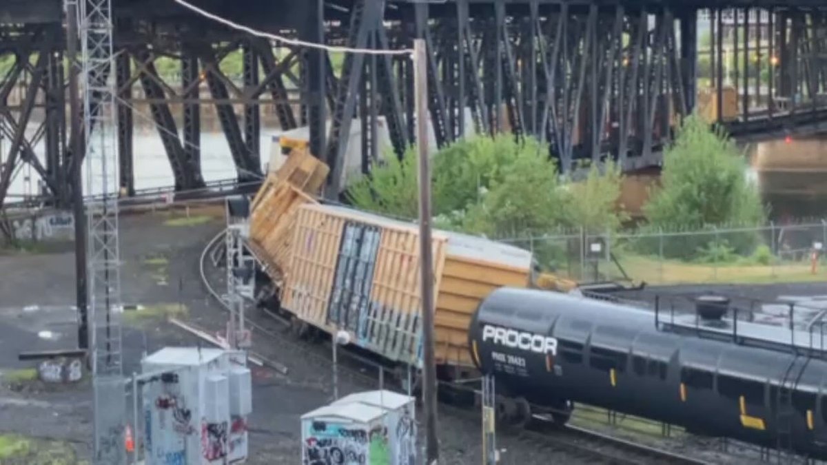 BREAKING NEWS: A freight train has derail on Steel Bridge this morning, forcing the closure of the entire bridge. Here's a pic from showing the situation. katu.com/news/local/tra…