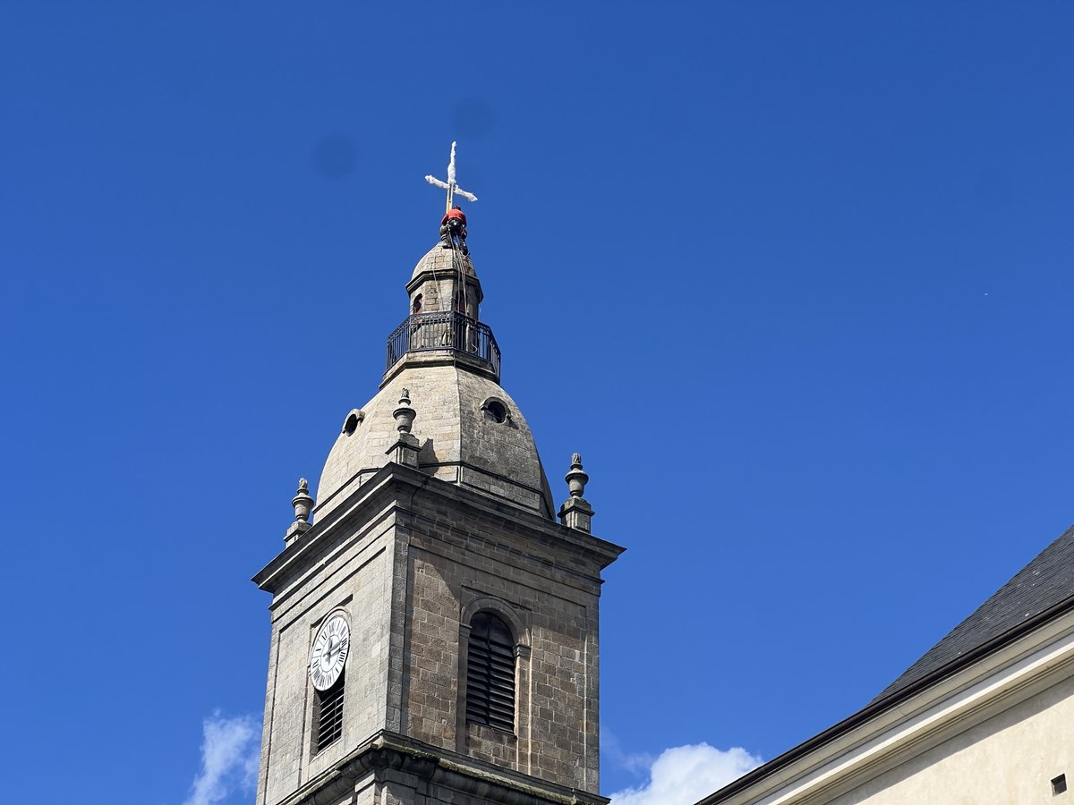 Retour en images 📸 | Ce lundi matin, la croix de l’église Saint-Patern #Vannes a été reposée au sommet de son clocher après un an de restauration. Un spectacle impressionnant ! #patrimoineculturel 
👉swll.to/T5cyNG