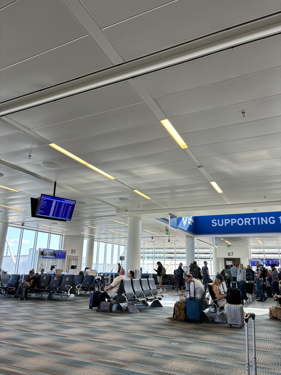 The Charleston airport is all I want a North American airport to be—clean, bright, smells neutral and not like garbage or pee or stress and they’re playing a happy selection of 90s pop music. Why can’t all airports be like this?! #airports