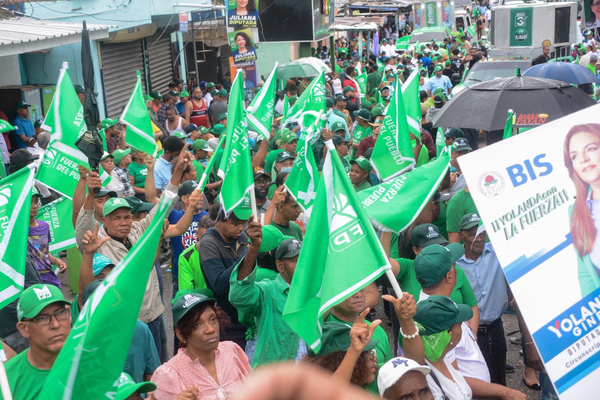 Sto Dgo Este #LeonelFernández candidato presidencial y líder del partido #FuerzaDelPueblo en un inusual acto, juramentó este domingo a cientos de nuevos integrantes en las filas de esa organización, en el sector de Villa Duarte, de este municipio. #CaravanaFP #Vota3 #SeVan