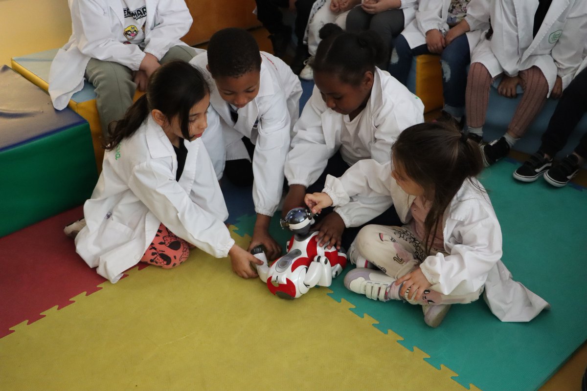 The last 'Meeting with a Scientist' featured Prof. Isabel Ribeiro and many #robots. 🤖 It was a fun session, in which the children saw different circuits, touched mechanical paws and even got a sneak peek at how VIVA the #robot works. 🤓 bit.ly/4dl6SBS