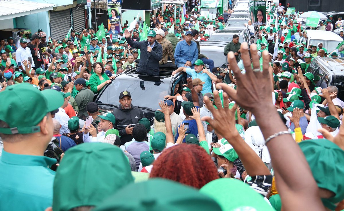 El acto de juramentación de los nuevos integrantes de la FP se llevó a cabo al aire libre, bajo una tenaz llovizna. #FuerzaDelPueblo #LeonelFernández #CaravanaFP #Vota3 #SeVan