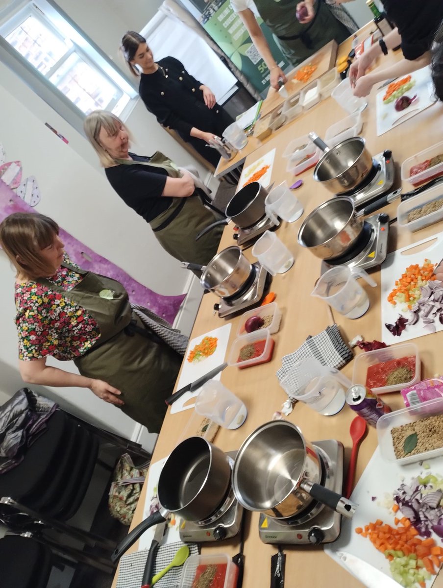 Today we made Spaghetti Bolognese at community cookery led by @allaboutgreens 👩‍🍳 Making simple dishes doesn't cost the earth 🍽️ #communitycookery #cookeryclass #cookerychester #tomorrowswomenchester @_allaboutgreens